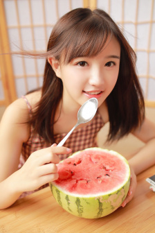 一对白花花的大馒头